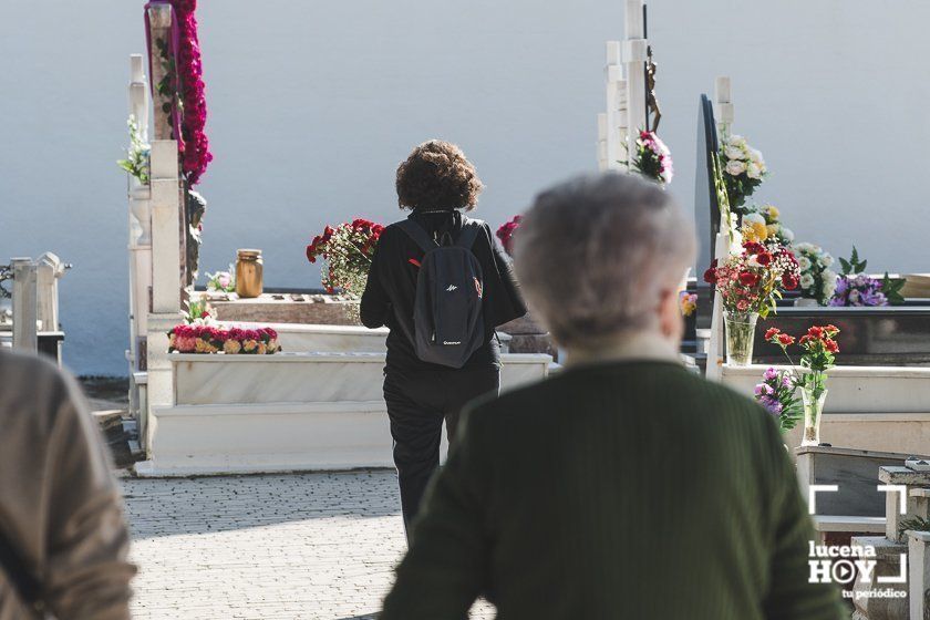 GALERÍA: Días de flores y recuerdo en los cementerios de Lucena