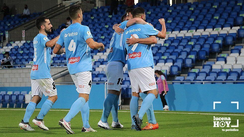  Los jugadores del Ciudad de Lucena festejan el gol de la victoria. 