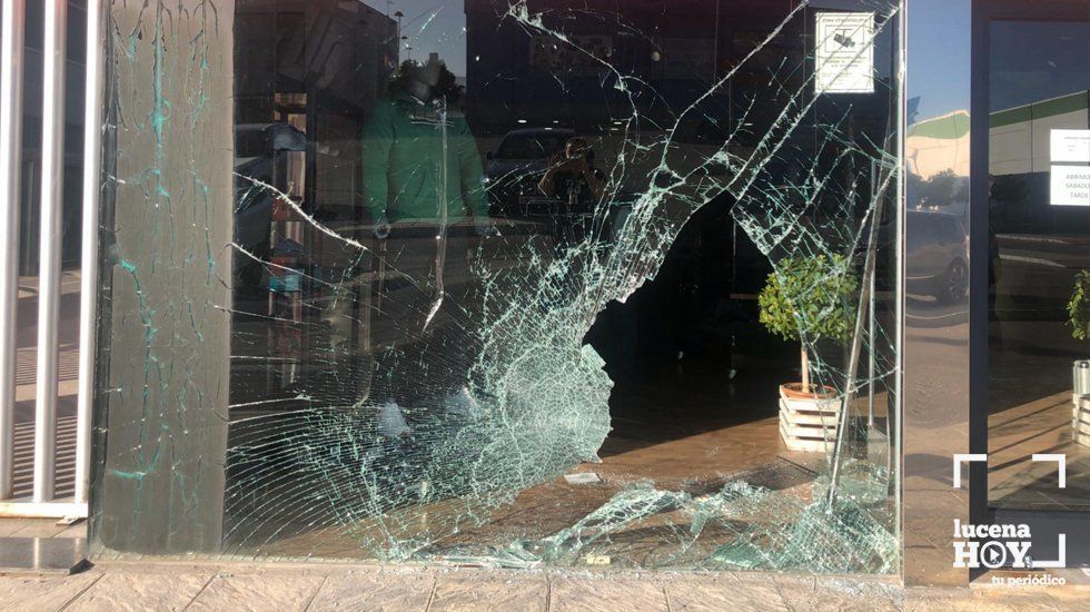  Estado en el que ha quedado el escaparate de Deportes Alcalá en Los Polvillares 