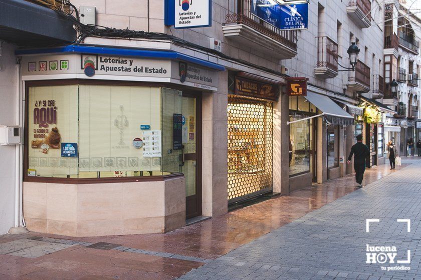 GALERÍA: El centro de Lucena se resigna a echar la persiana a las seis de la tarde para ayudar a controlar la pandemia