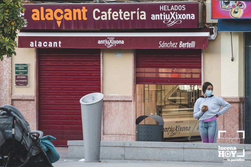 GALERÍA: El centro de Lucena se resigna a echar la persiana a las seis de la tarde para ayudar a controlar la pandemia