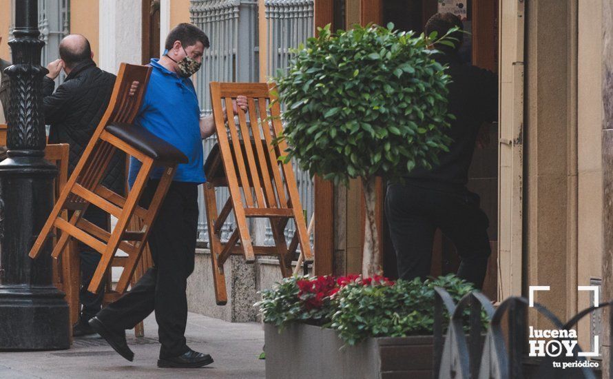 GALERÍA: El centro de Lucena se resigna a echar la persiana a las seis de la tarde para ayudar a controlar la pandemia