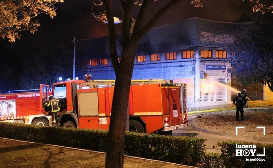 GALERÍA: Las imágenes del incendio que esta noche ha destruido la nave de la empresa lucentina Motos Martínez