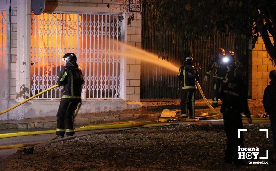 GALERÍA: Las imágenes del incendio que esta noche ha destruido la nave de la empresa lucentina Motos Martínez