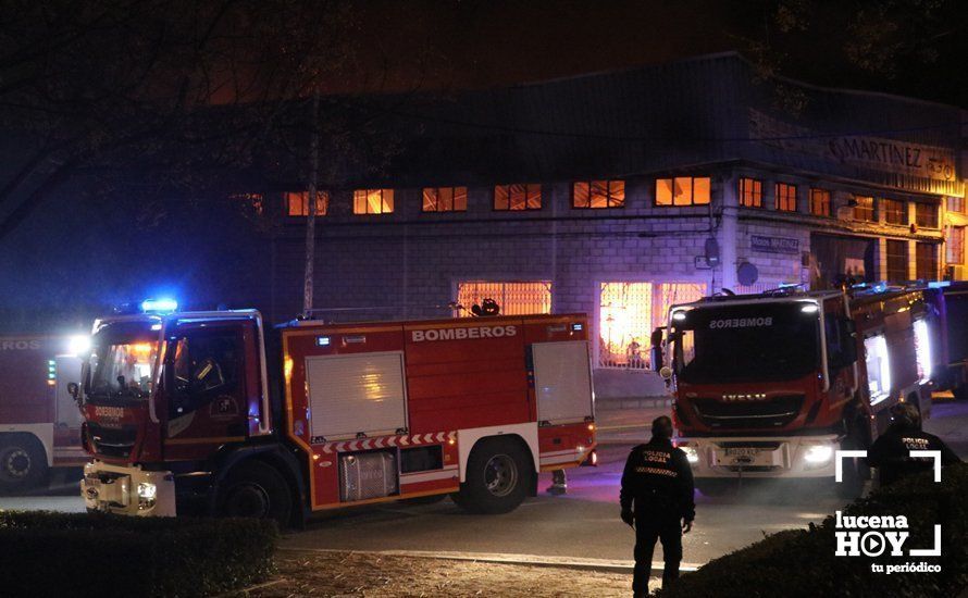 GALERÍA: Las imágenes del incendio que esta noche ha destruido la nave de la empresa lucentina Motos Martínez