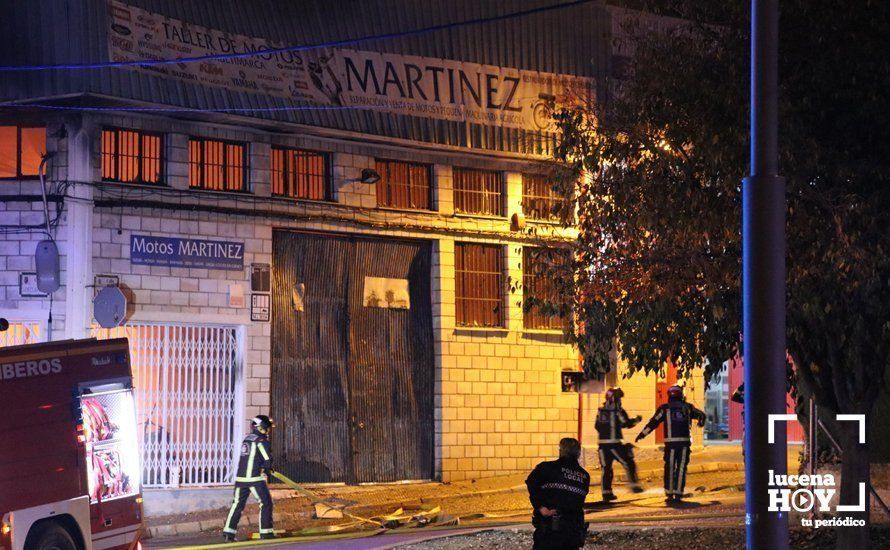 GALERÍA: Las imágenes del incendio que esta noche ha destruido la nave de la empresa lucentina Motos Martínez