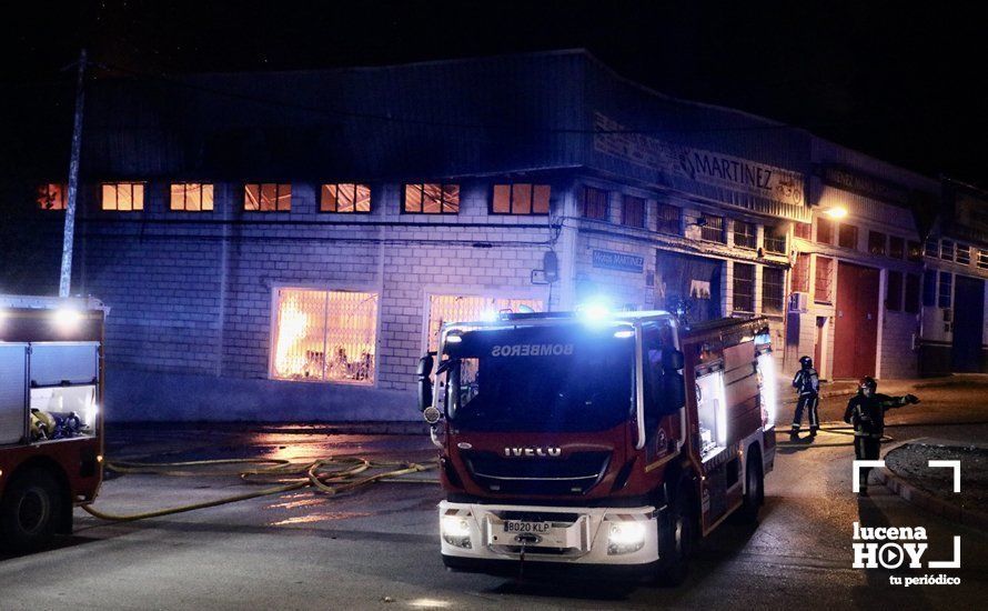 GALERÍA: Las imágenes del incendio que esta noche ha destruido la nave de la empresa lucentina Motos Martínez