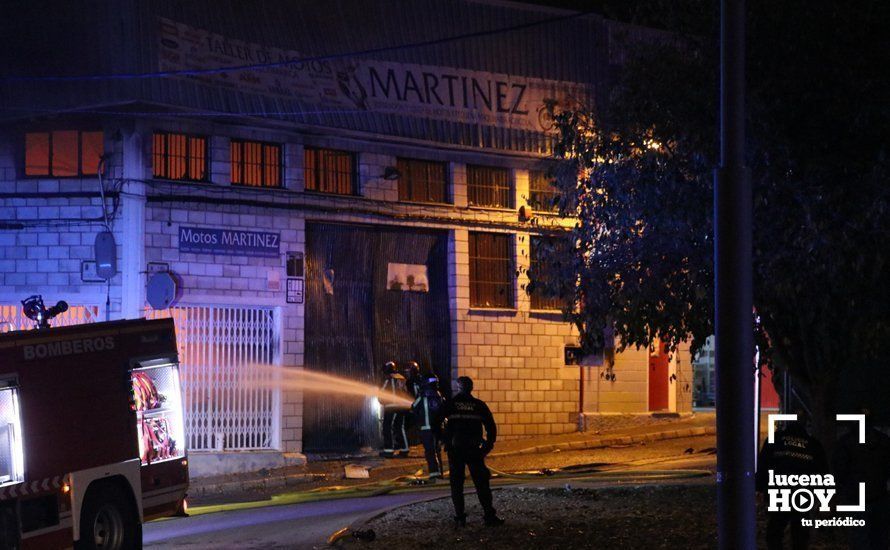 GALERÍA: Las imágenes del incendio que esta noche ha destruido la nave de la empresa lucentina Motos Martínez