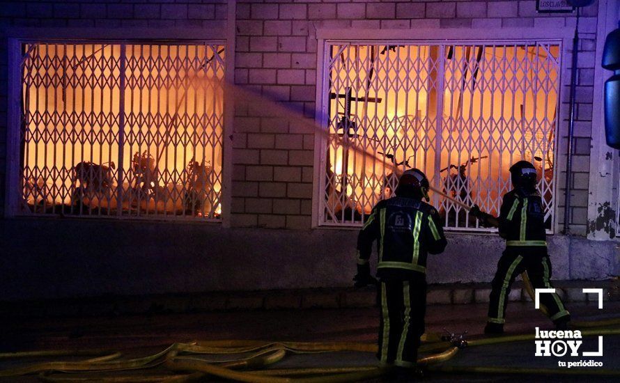 GALERÍA: Las imágenes del incendio que esta noche ha destruido la nave de la empresa lucentina Motos Martínez