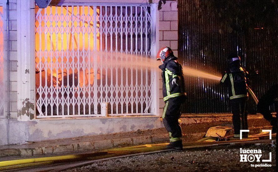 GALERÍA: Las imágenes del incendio que esta noche ha destruido la nave de la empresa lucentina Motos Martínez