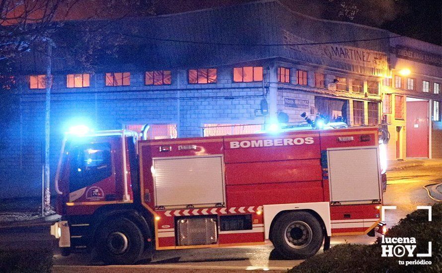 GALERÍA: Las imágenes del incendio que esta noche ha destruido la nave de la empresa lucentina Motos Martínez