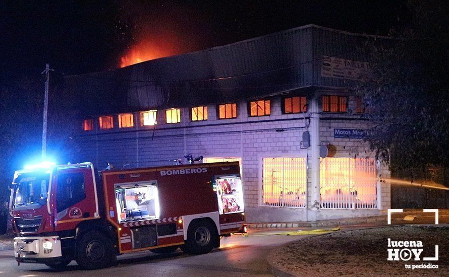 GALERÍA: Las imágenes del incendio que esta noche ha destruido la nave de la empresa lucentina Motos Martínez