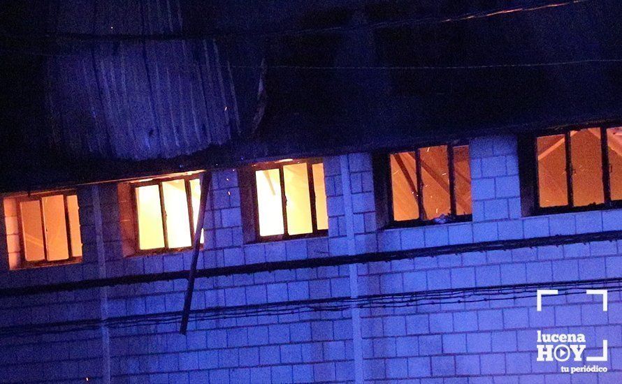 GALERÍA: Las imágenes del incendio que esta noche ha destruido la nave de la empresa lucentina Motos Martínez