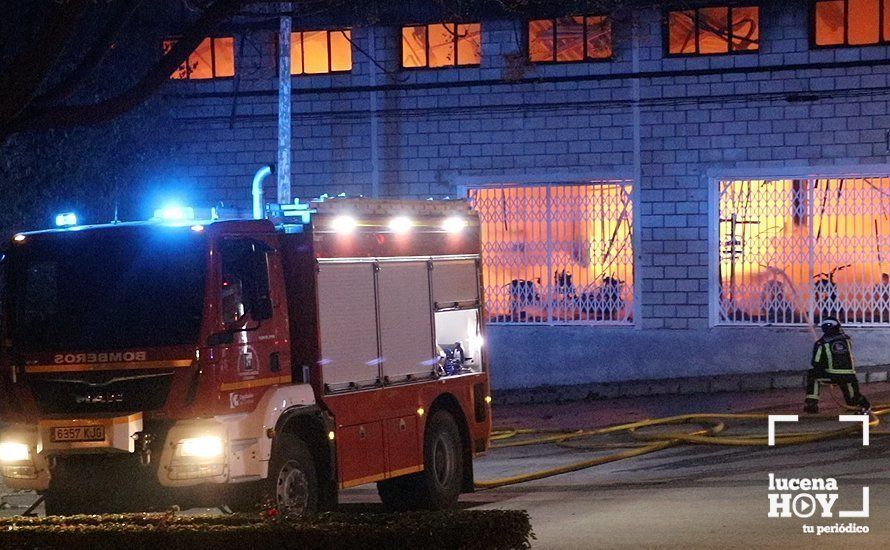 GALERÍA: Las imágenes del incendio que esta noche ha destruido la nave de la empresa lucentina Motos Martínez