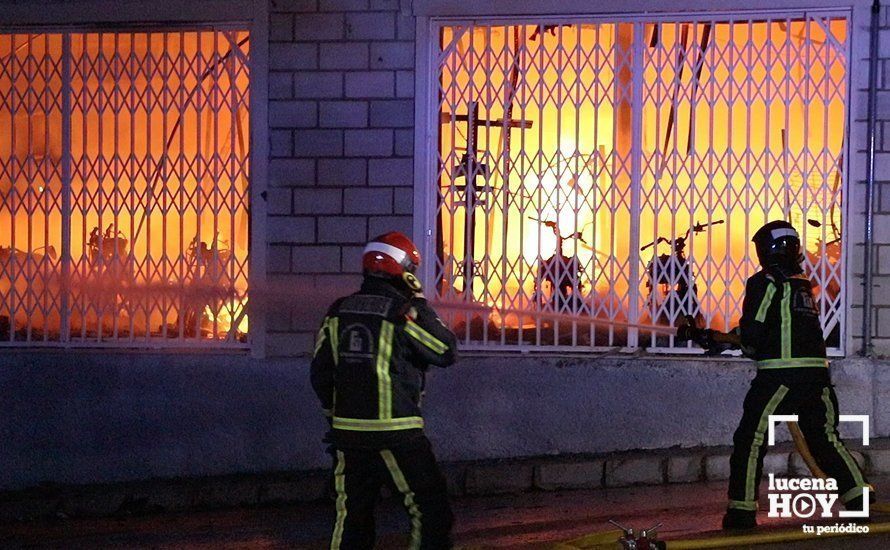 GALERÍA: Las imágenes del incendio que esta noche ha destruido la nave de la empresa lucentina Motos Martínez