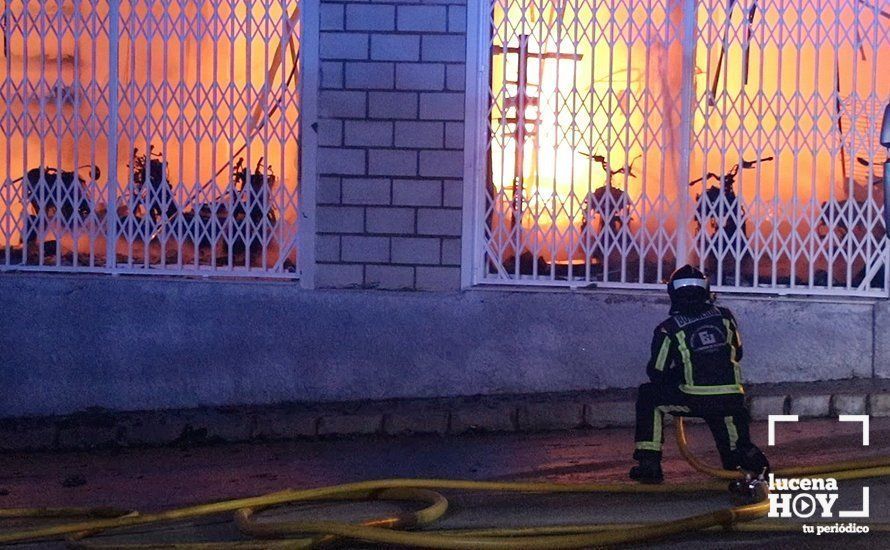 GALERÍA: Las imágenes del incendio que esta noche ha destruido la nave de la empresa lucentina Motos Martínez