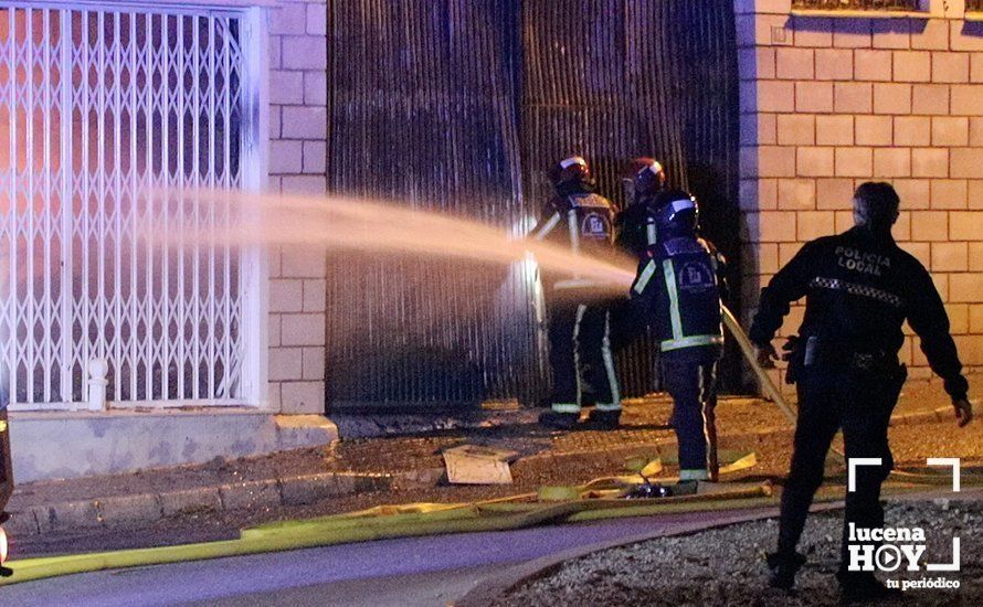 GALERÍA: Las imágenes del incendio que esta noche ha destruido la nave de la empresa lucentina Motos Martínez