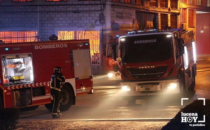 GALERÍA: Las imágenes del incendio que esta noche ha destruido la nave de la empresa lucentina Motos Martínez