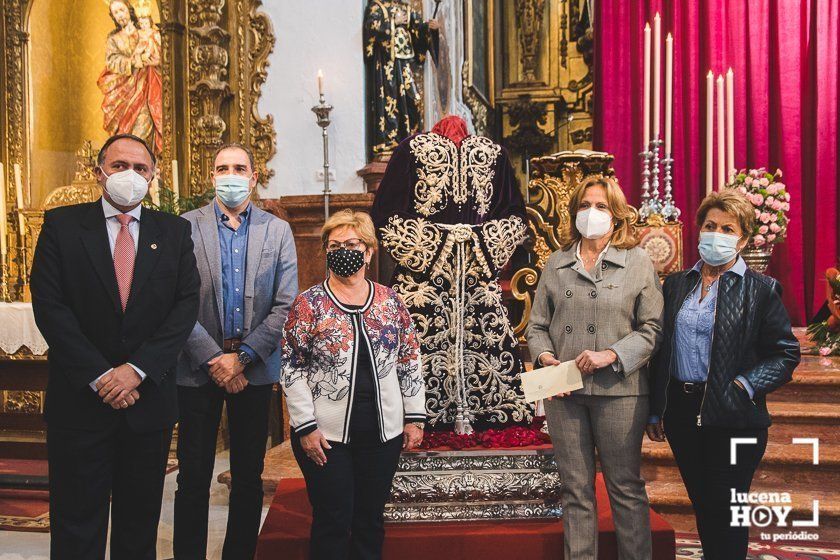 GALERÍA: La Cofradía del Huerto presenta la nueva túnica de Ntro. Padre Jesús de la Agonía y entrega un donativo a la Asociación Española contra el Cáncer GALERÍA: La Cofradía del Huerto presenta la nueva túnica de Ntro. Padre Jesús de la Agonía y entrega un donativo a la Asociación Española contra el Cáncer
