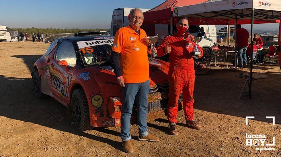  Aranda y Gallardo con sus respectivos trofeos del Campeonato de España de Autocross 