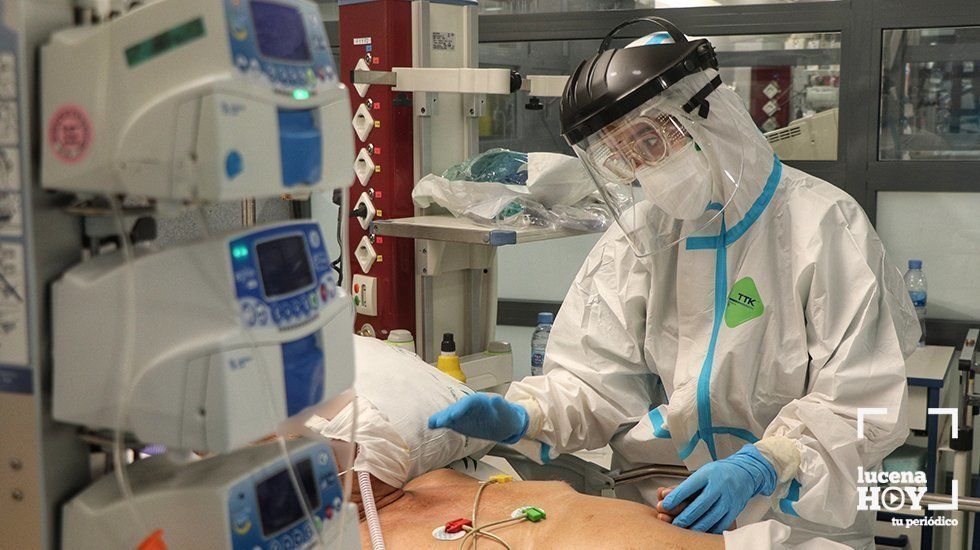  Un sanitario atiende a un paciente de COVID19 en la UCI del Hospital Reina Sofía de Córdoba 