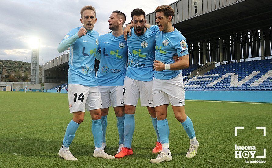  Los jugadores del Ciudad de Lucena celebran el tanto anotado por Juan Delgado en la primera parte ante el Utrera. 