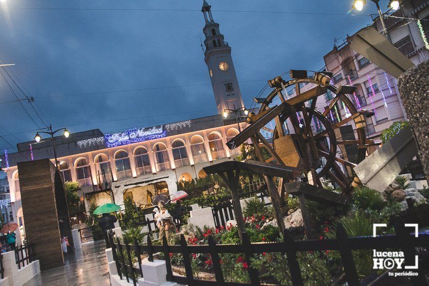 GALERÍA: Las luces navideñas llenan las calles de Lucena por sorpresa y bajo la lluvia