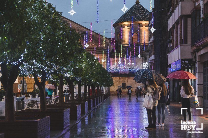 GALERÍA: Las luces navideñas llenan las calles de Lucena por sorpresa y bajo la lluvia GALERÍA: Las luces navideñas llenan las calles de Lucena por sorpresa y bajo la lluvia