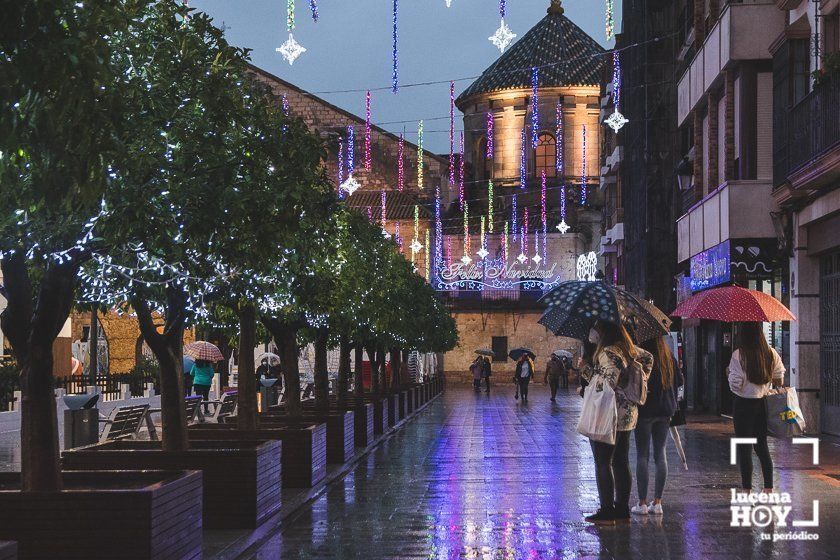 GALERÍA: Las luces navideñas llenan las calles de Lucena por sorpresa y bajo la lluvia