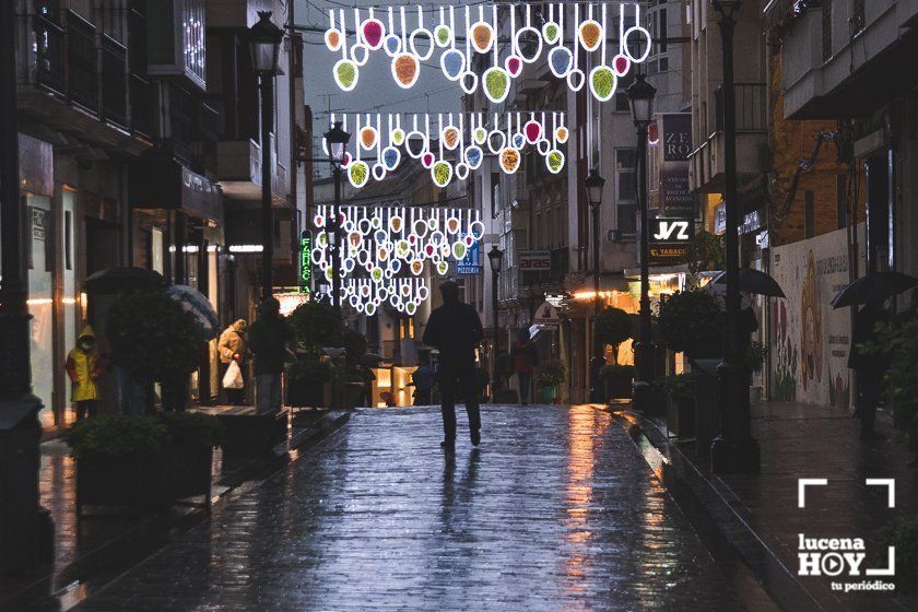 GALERÍA: Las luces navideñas llenan las calles de Lucena por sorpresa y bajo la lluvia