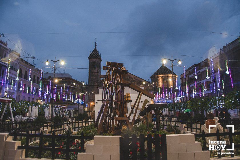 GALERÍA: Las luces navideñas llenan las calles de Lucena por sorpresa y bajo la lluvia