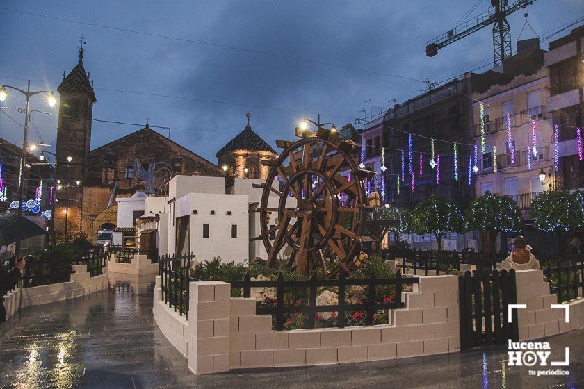 GALERÍA: Las luces navideñas llenan las calles de Lucena por sorpresa y bajo la lluvia