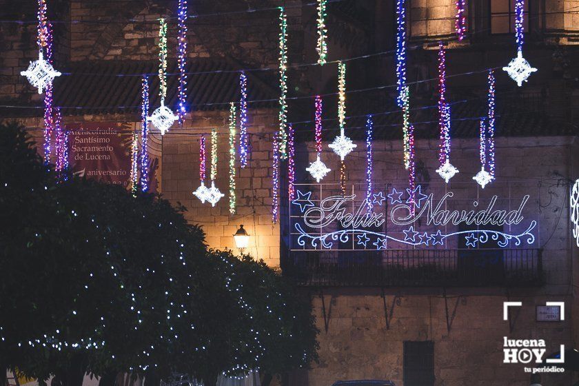 GALERÍA: Las luces navideñas llenan las calles de Lucena por sorpresa y bajo la lluvia