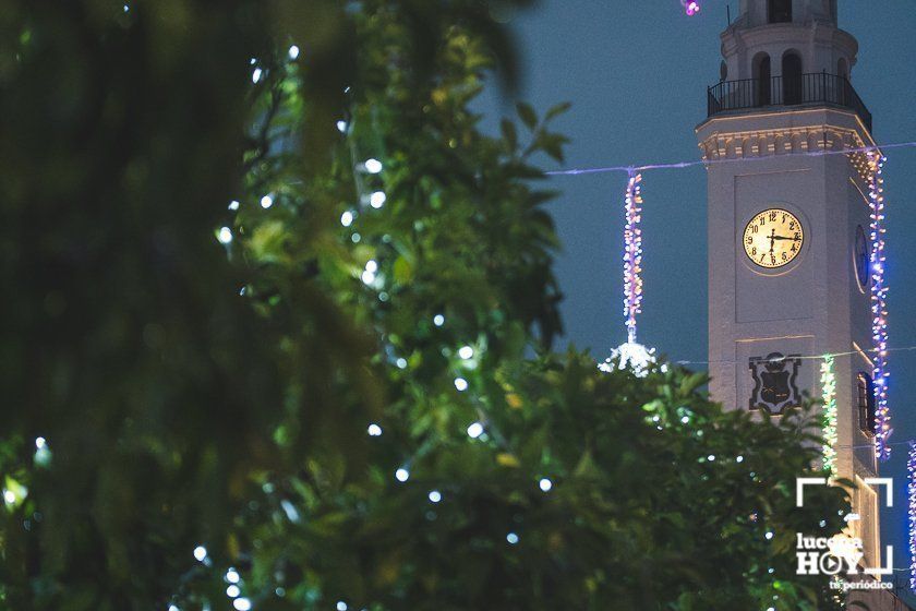 GALERÍA: Las luces navideñas llenan las calles de Lucena por sorpresa y bajo la lluvia