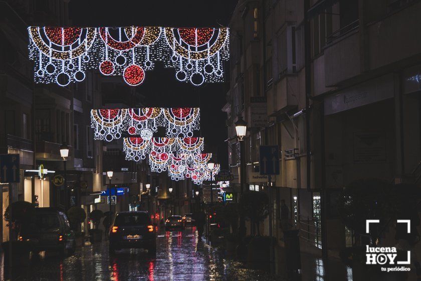 GALERÍA: Las luces navideñas llenan las calles de Lucena por sorpresa y bajo la lluvia