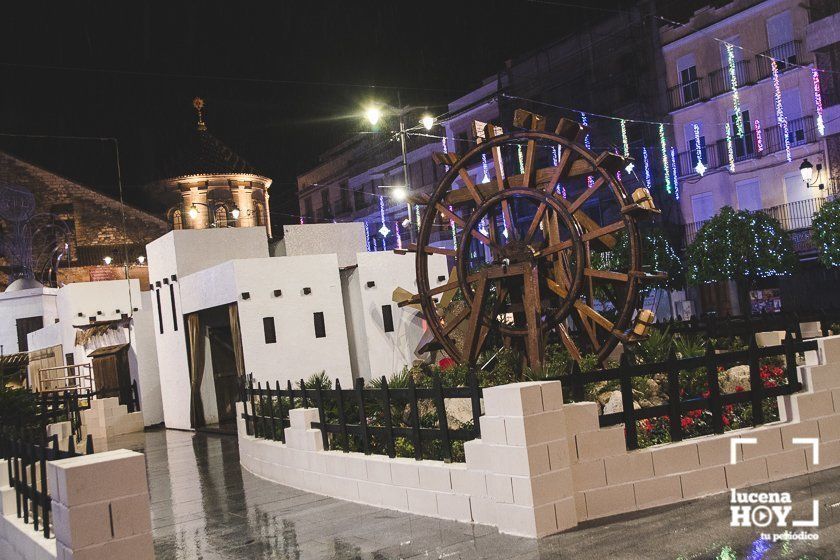 GALERÍA: Las luces navideñas llenan las calles de Lucena por sorpresa y bajo la lluvia