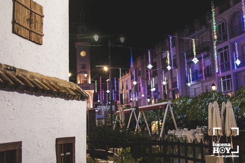 GALERÍA: Las luces navideñas llenan las calles de Lucena por sorpresa y bajo la lluvia