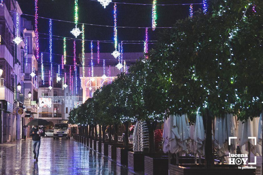 GALERÍA: Las luces navideñas llenan las calles de Lucena por sorpresa y bajo la lluvia