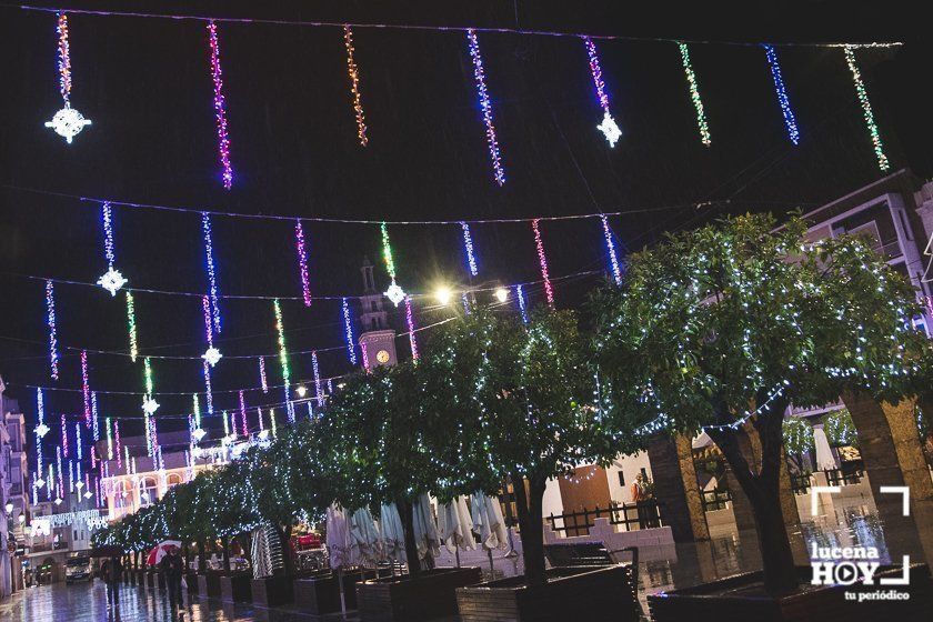 GALERÍA: Las luces navideñas llenan las calles de Lucena por sorpresa y bajo la lluvia