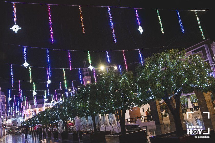 GALERÍA: Las luces navideñas llenan las calles de Lucena por sorpresa y bajo la lluvia GALERÍA: Las luces navideñas llenan las calles de Lucena por sorpresa y bajo la lluvia