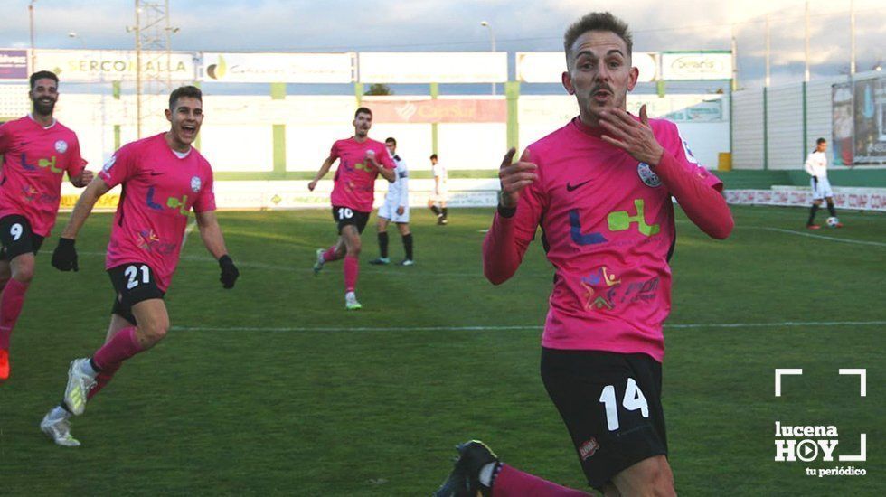  Víctor Morillo celebra junto a sus compañeros el primer gol del partido 