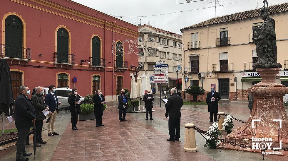  Ofrenda de flores ante el monumento a la Inmaculada Concepción 