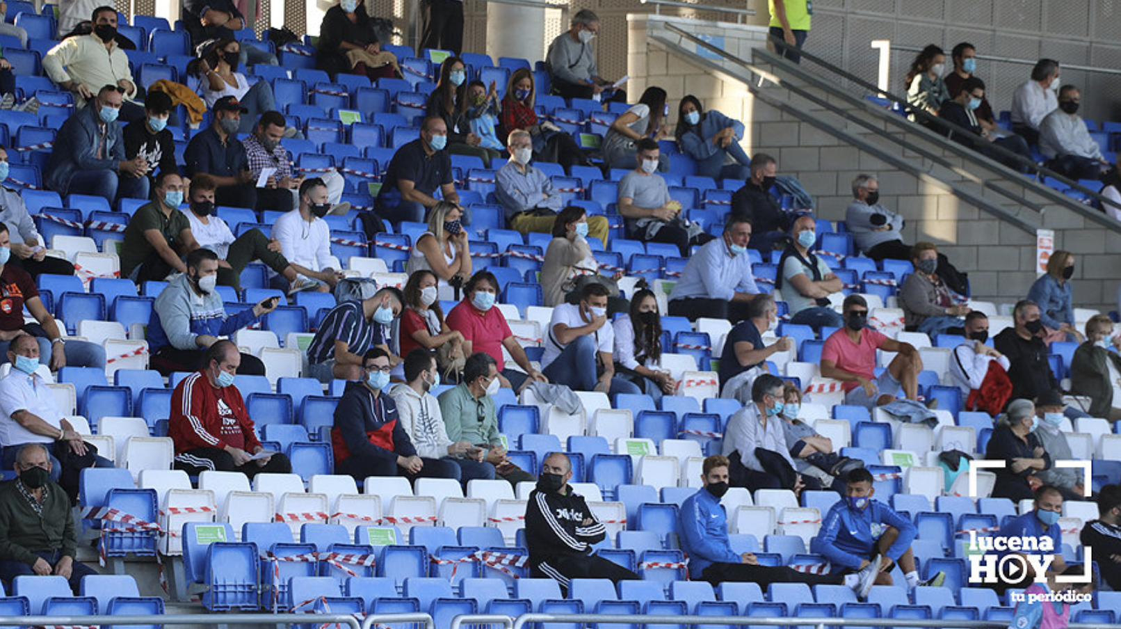  Una imagen de la grada en el partido entre el Ciudad de Lucena y el Sevilla C, único de la actual temporada con público 