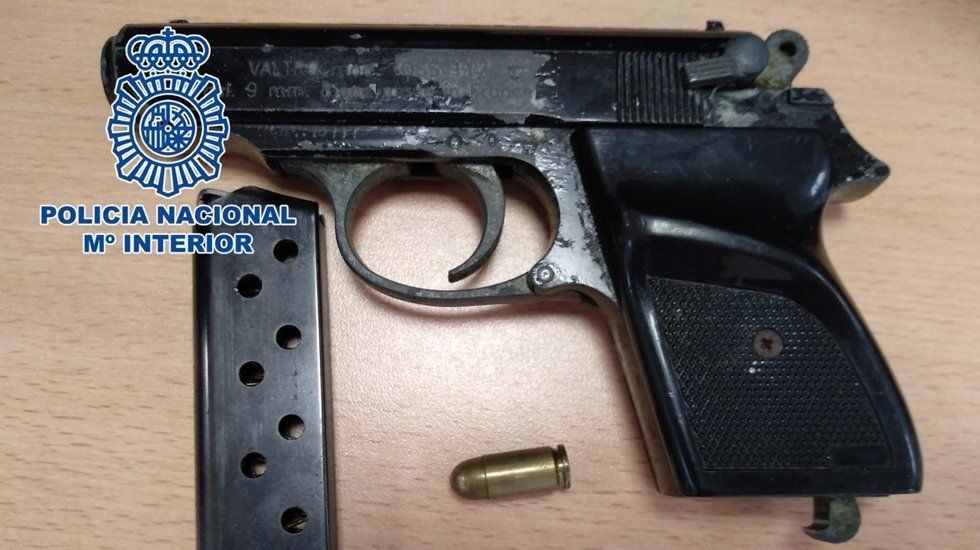  Pistola incautada por los agentes a los dos detenidos 