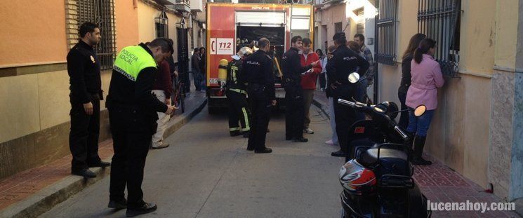  Los bomberos controlan un incendio en un piso en la calle Palacios 