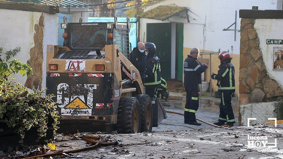  Efectivos policiales y bomberos en el interior de la propiedad en la que se ha producido el incendio 