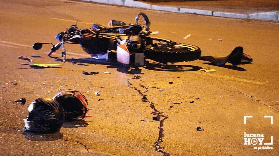  La moto siniestrada y los cascos de los dos jóvenes heridos sobre el asfalto de la Avenida Miguel Cuenca, la pasada noche. 