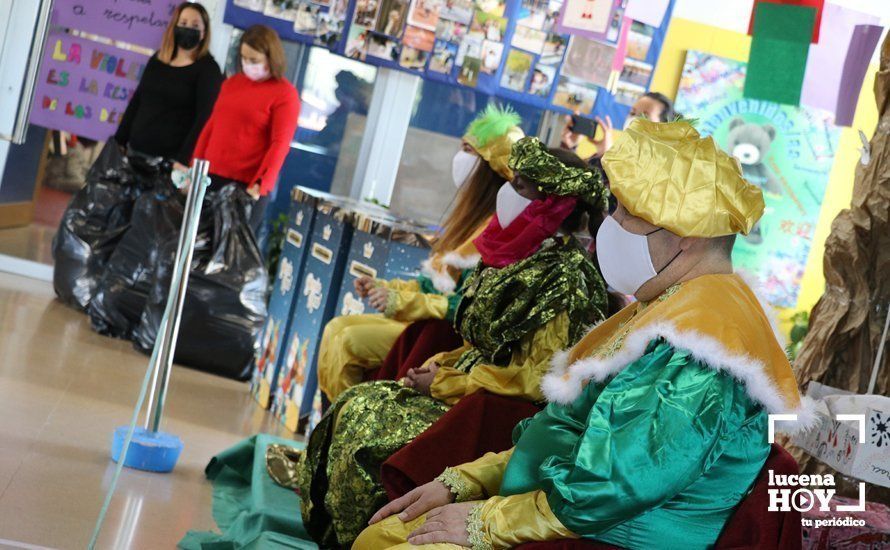 GALERÍA: Decenas de Mensajeros Reales recogen desde esta mañana en los colegios las cartas a los Reyes Magos de más de 4000 escolares lucentinos