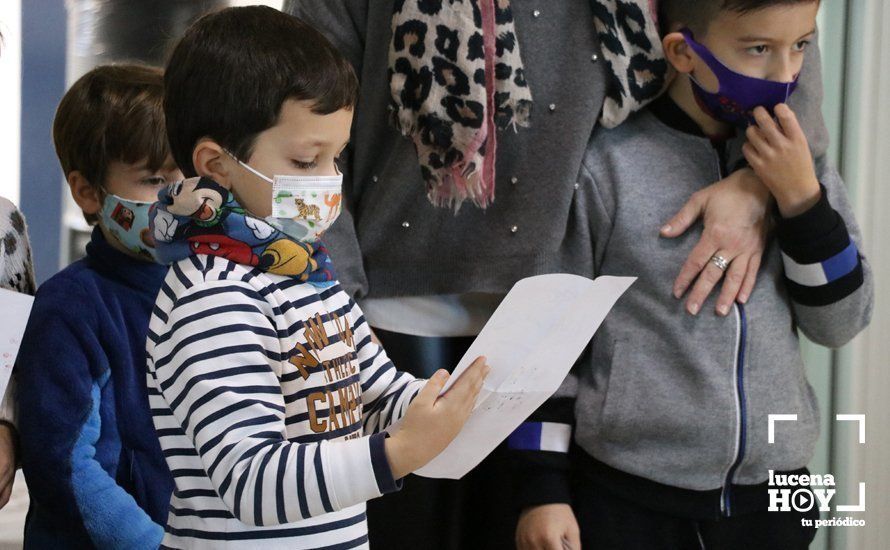 GALERÍA: Decenas de Mensajeros Reales recogen desde esta mañana en los colegios las cartas a los Reyes Magos de más de 4000 escolares lucentinos