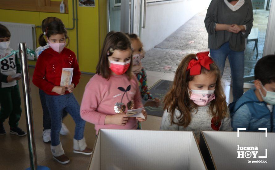 GALERÍA: Decenas de Mensajeros Reales recogen desde esta mañana en los colegios las cartas a los Reyes Magos de más de 4000 escolares lucentinos